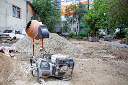 Новенький та гарненький: двір на Миколайчука 16-18 доводять до ладу