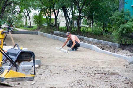 Новенький та гарненький: двір на Миколайчука 16-18 доводять до ладу