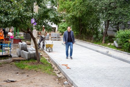Новенький та гарненький: двір на Миколайчука 16-18 доводять до ладу