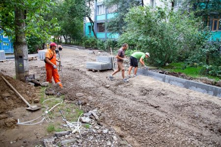 Новенький та гарненький: двір на Миколайчука 16-18 доводять до ладу