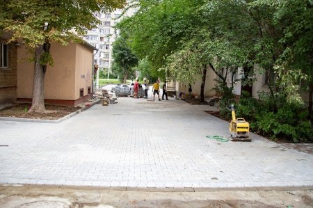 Замість ям та бездоріжжя: в дворі на Коновальця буде зручно ходити і їздити