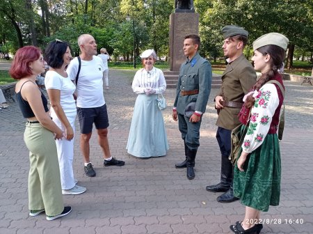 НЕЗВИЧАЙНА ВІКТОРИНА У МІСЬКОМУ ПАРКУ