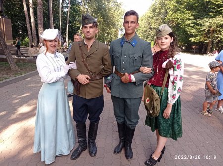 НЕЗВИЧАЙНА ВІКТОРИНА У МІСЬКОМУ ПАРКУ