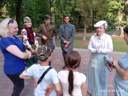 НЕЗВИЧАЙНА ВІКТОРИНА У МІСЬКОМУ ПАРКУ