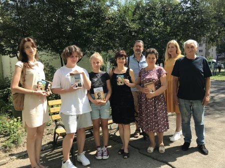 ЛІТНЯ АЛЬТАНКА З КНИГАМИ ФРАНКА