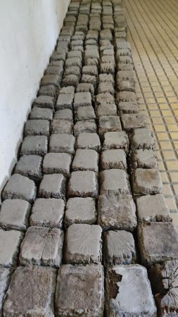 Мешканці будинку-пам’ятки відновлюють дерев’яну бруківку в дворі