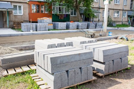 В Івано-Франківську триває ремонт двору на вулиці Берегова, 34.