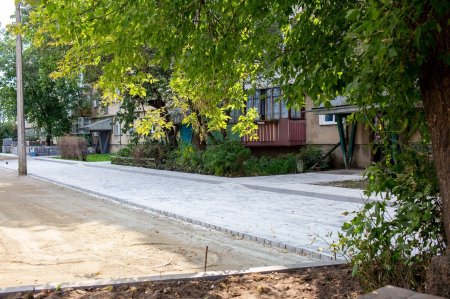 В Івано-Франківську триває ремонт двору на вулиці Берегова, 34.