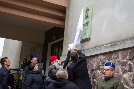 В Івано-Франківську на фасаді Ліцею №15 відкрили анотаційну дошку Володимиру Дутчаку