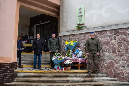 В Івано-Франківську на фасаді Ліцею №15 відкрили анотаційну дошку Володимиру Дутчаку