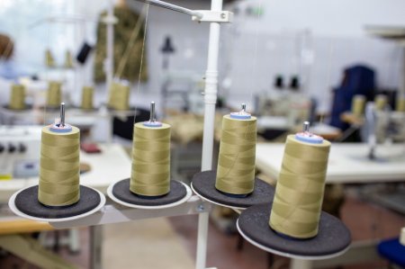 Шили автомобільні чохли, а тепер - форму для ЗСУ