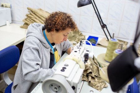 Шили автомобільні чохли, а тепер - форму для ЗСУ