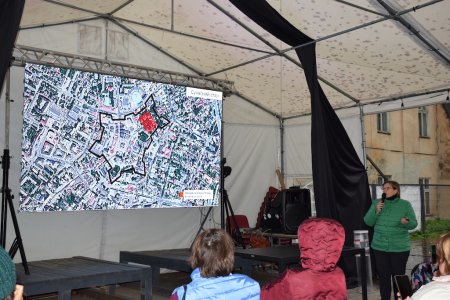 Попри осінню зливу, франківці та гості міста відвідали екскурсію-презентацію про історію та майбутнє палацу Потоцьких 