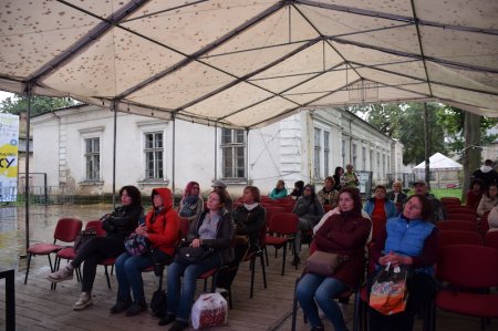 Попри осінню зливу, франківці та гості міста відвідали екскурсію-презентацію про історію та майбутнє палацу Потоцьких 