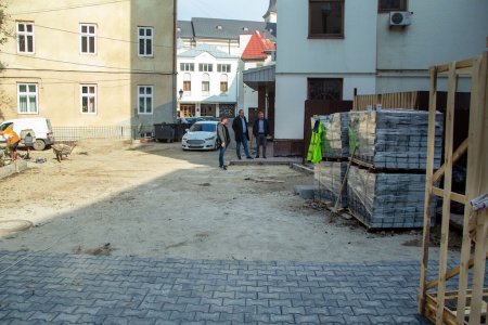 Ще один двір в Івано-Франківську оновлюється