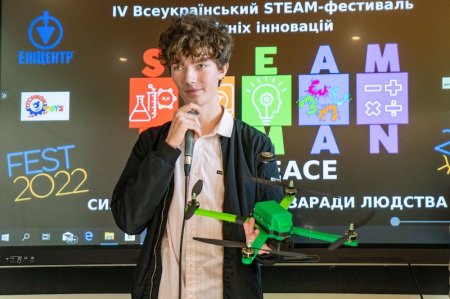 Франківський школяр розробив дрон-міношукач для військових