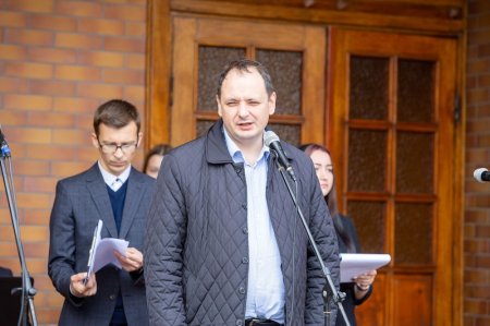 На фасаді коледжу технологій та бізнесу встановили памʼятний знак Герою Михайлу Неспяку