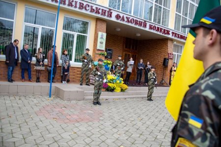 На фасаді коледжу технологій та бізнесу встановили памʼятний знак Герою Михайлу Неспяку