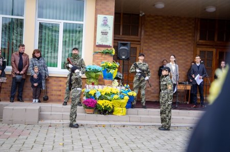 На фасаді коледжу технологій та бізнесу встановили памʼятний знак Герою Михайлу Неспяку