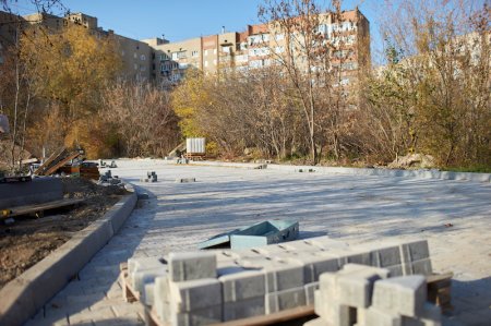 В Івано-Франківську ремонтують двір на вулиці Пасічній, 22