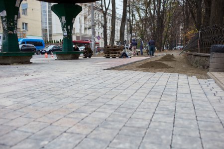 В Івано-Франківську триває благоустрій тротуару на вул. Василіянок