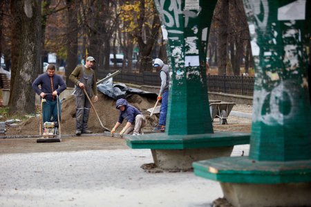 В Івано-Франківську триває благоустрій тротуару на вул. Василіянок