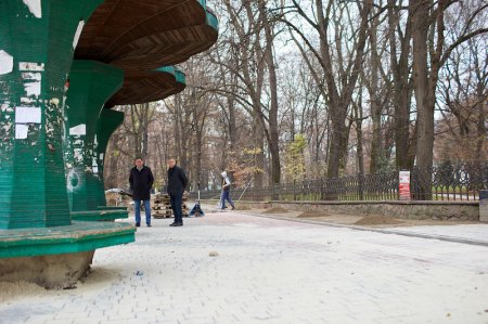 В Івано-Франківську триває благоустрій тротуару на вул. Василіянок