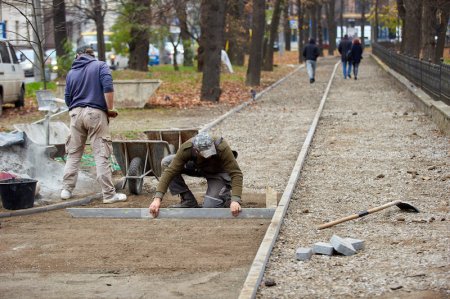 В Івано-Франківську триває благоустрій тротуару на вул. Василіянок