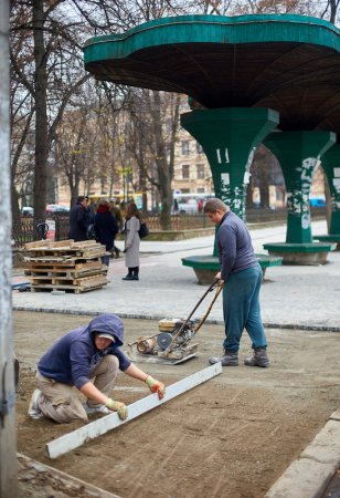 В Івано-Франківську триває благоустрій тротуару на вул. Василіянок