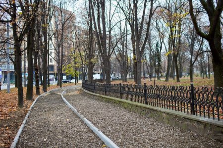 В Івано-Франківську триває благоустрій тротуару на вул. Василіянок