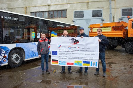Міжнародні партнери подарували Івано-Франківську вантажівку для очистки доріг та автобус