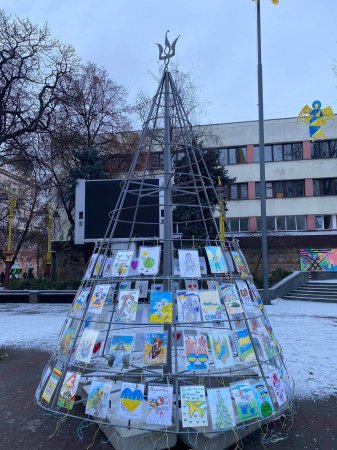 В Івано-Франківську монтують "ялинку перемоги"