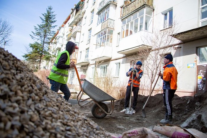 В Івано-Франківську відновили роботи з благоустрою дворів