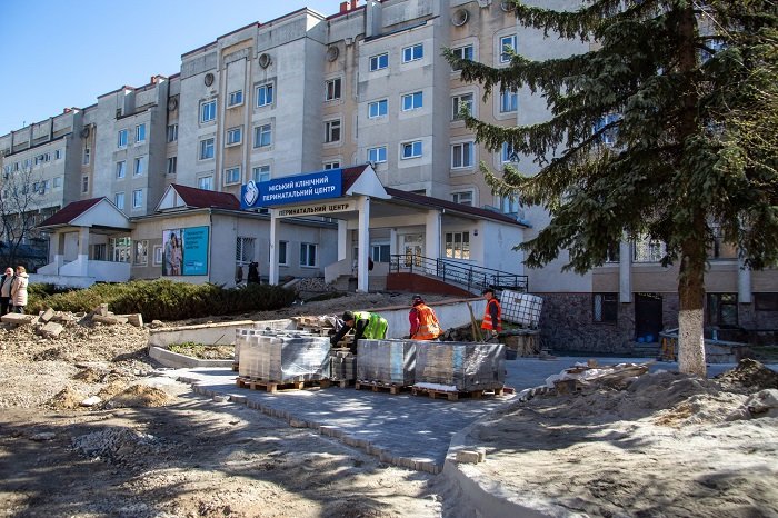 Наводимо лад біля франківського пологового