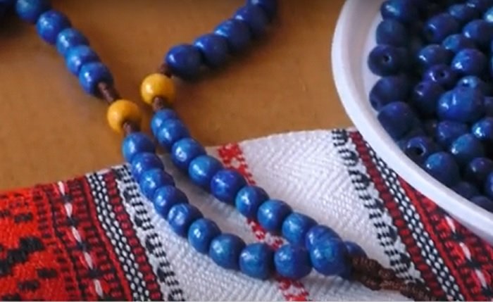 Молитовне плетіння вервичок для ЗСУ