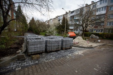 Ще один двір на Хмельницького ремонтується!