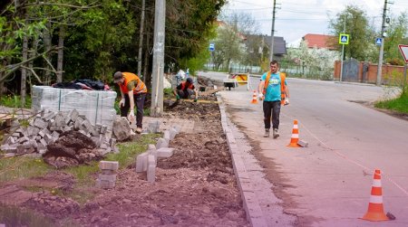На вулиці Медичній облаштовують тротуари