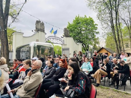 Виставки, зустрічі, вистави: як у палаці Потоцьких відзначали День народження Івано-Франківська