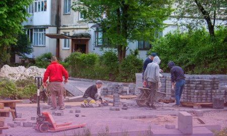 Благоустрій двору на Хмельницького 82, 84