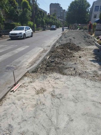Розпочато ремонтні роботи з відновлення покриття тротуарів на вул. Довгій