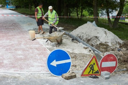 Для ніг і роверів: на Галицькій стелять тротуари