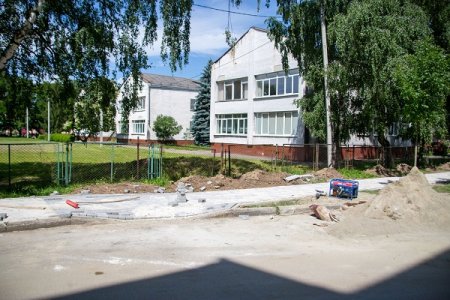 В Івано-Франківську облаштовують тротуари на вулиці Сухомлинського