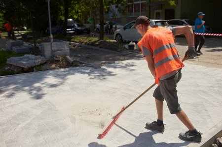 Каскад оновлюється: облаштовують тротуар на Симоненка та відпочинкову зону на 24 серпня