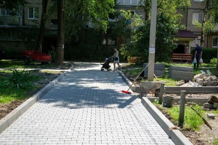 Довженка, 5а в ремонті, на черзі – ще один двір неподалік
