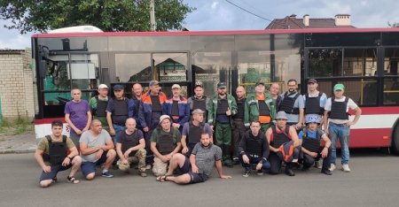 Допомога під обстрілами: франківські комунальники-добровольці повернулися з Херсону