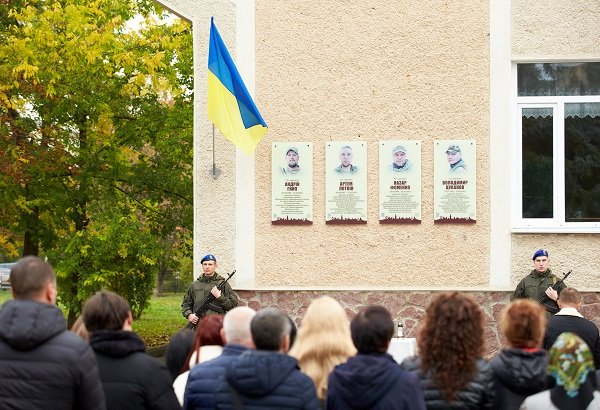 Полеглі, але не забуті: на фасаді франківського ліцею вшанували пам'ять чотирьох Героїв