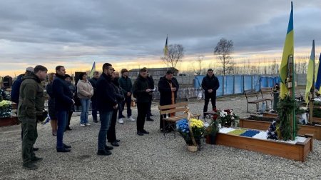 Представники Івано-Франківського міськвиконкому віддали шану полеглому герою Віталію Мерінову