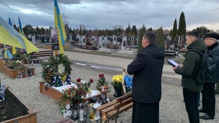 Представники Івано-Франківського міськвиконкому віддали шану полеглому герою Віталію Мерінову