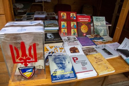 Книги від мера: у Палаці Потоцьких можна допомогти донатом воїнам