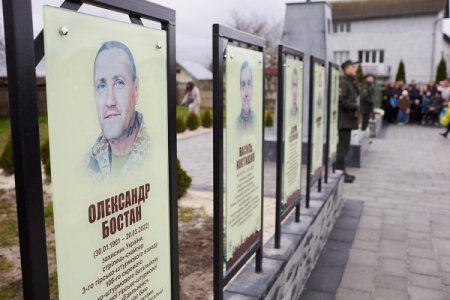 Памʼяті 10 воїнів: у Братківцях відкрили анотаційні дошки у сквері «Обеліск»